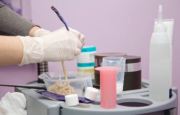 Cтоковое фото Парикмахер подготовке пероксидов для окраски волос лечения