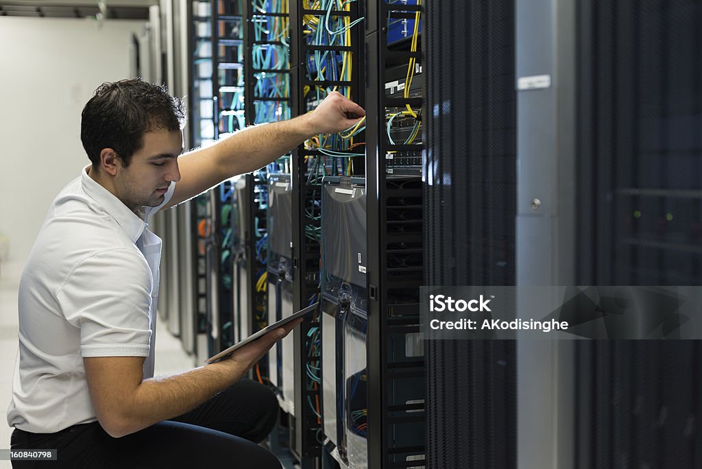 Lo técnico con equipos y cables de red - Foto de stock de Fibra óptica libre de derechos