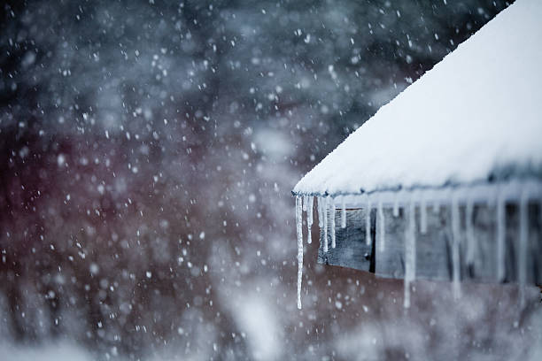 eiszapfen und liefern schneesturm - schnee dach stock-fotos und bilder
