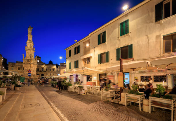 vida nocturna callejera ostuni en puglia - brindisi fotografías e imágenes de stock