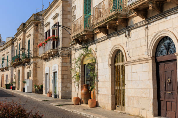 bâtiments typiques d’ostuni dans la rue des pouilles - brindisi photos et images de collection