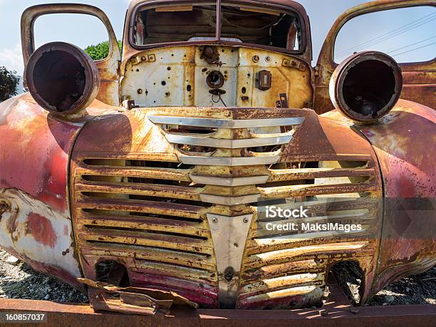 Foto de O Caminhão De Ferrugem e mais fotos de stock de Carro antigo - Carro antigo, Ferro-velho, Abandonado
