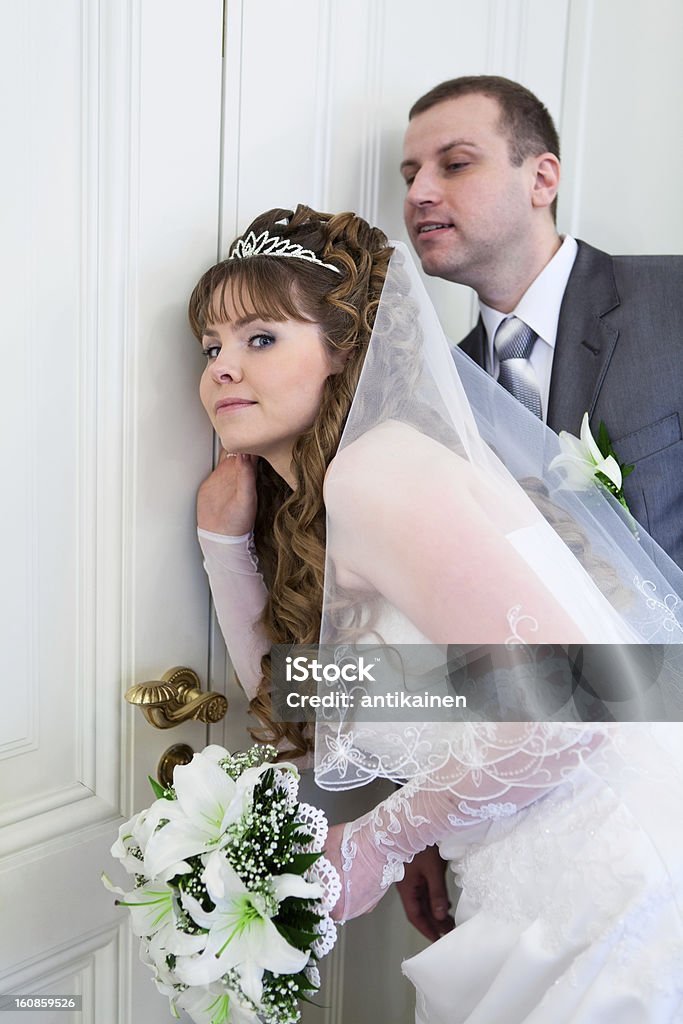 Boda Pareja joven caucásico ruso cerca de puertas cerradas y auditivas - Foto de stock de Adulto libre de derechos