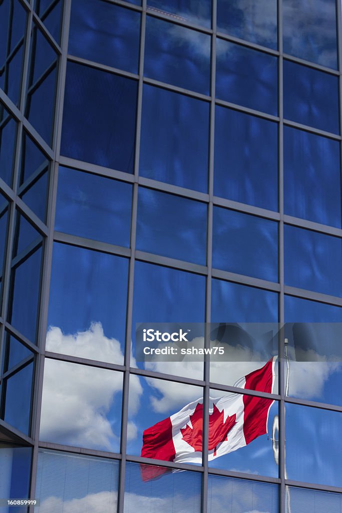 Bandiera del Canada riflesso - Foto stock royalty-free di Canada