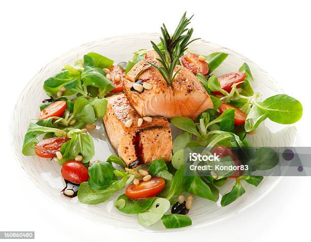 Raros De Salmão Frito Isolado No Branco Bifes - Fotografias de stock e mais imagens de Alface - Alface, Alimentação Saudável, Assado