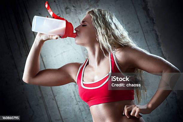 Foto de Esportes De Nutrição e mais fotos de stock de Bebida protéica - Bebida protéica, Mulheres, Só Uma Mulher