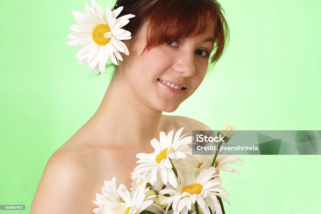 Sorridente giovane ragazza con Camomilla fiori - Foto stock royalty-free di Adulto