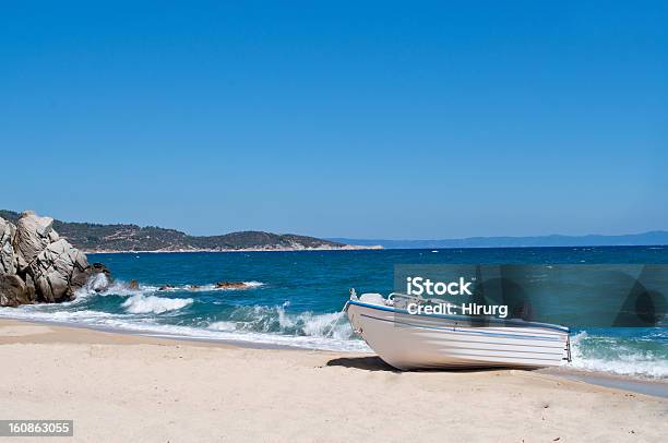 Barca Sulla Spiaggia - Fotografie stock e altre immagini di Acqua - Acqua, Ambientazione esterna, Blu
