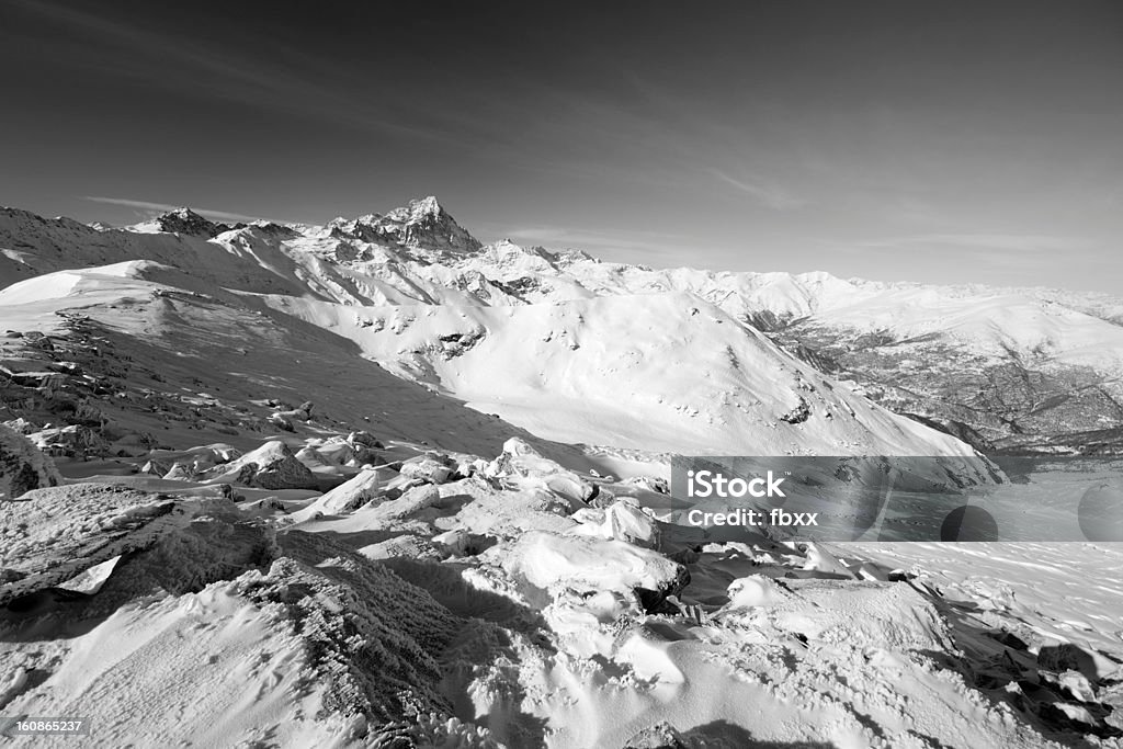 Montañas de acceso en blanco y negro - Foto de stock de Aire libre libre de derechos