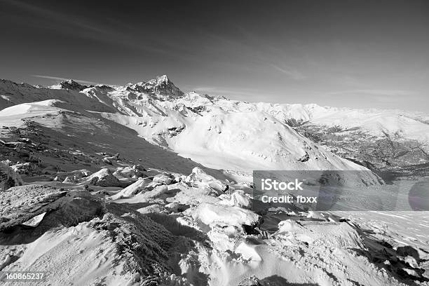 Montañas De Acceso En Blanco Y Negro Foto de stock y más banco de imágenes de Aire libre - Aire libre, Alpes Europeos, Blanco y negro