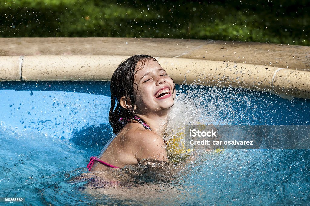 Menina brincando em uma piscina - Foto de stock de Adulto royalty-free