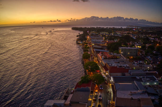 夕暮れ時のハワイ州ラハイナの空撮 - lahaina ストックフォトと画像