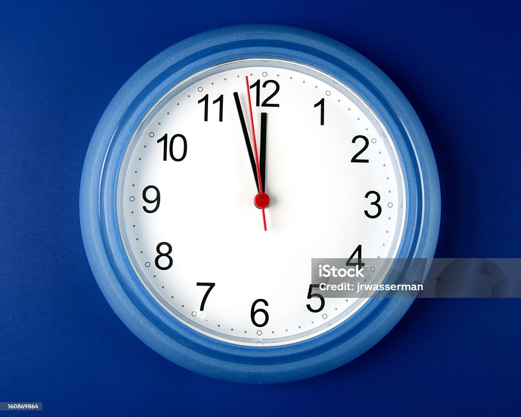 Relógio sobre a TIH Meia-noite, ou às 12H00 sobre fundo azul - Royalty-free Almoço Foto de stock