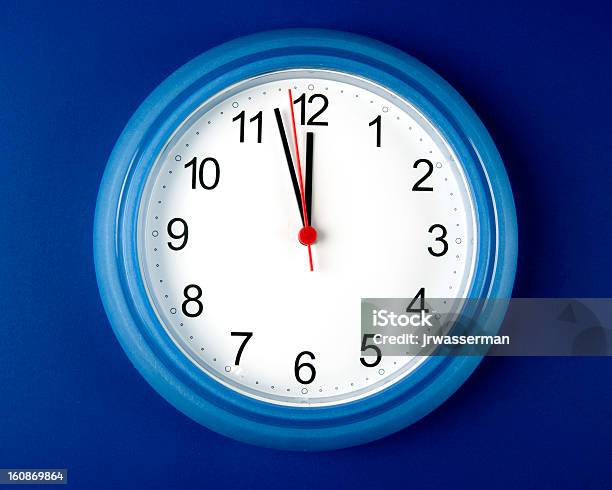 Relógio Sobre A Tih Meianoite Ou Às 12h00 Sobre Fundo Azul - Fotografias de stock e mais imagens de Almoço