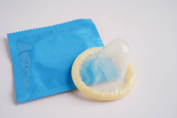 préservatif pour prévenir l’infection, les rapports sexuels protégés et le contrôle des naissances. - contraceptive sex education birth control pill condom photos et images de collection