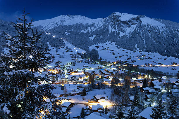 dorf lenk, moonlight, frischen schnee zeit ausgerichtet. - clear sky village landscape landscaped stock-fotos und bilder