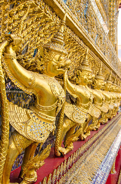 garuda et nagas, le wat phra kaew, bangkok, thaïlande - garuda bangkok thailand gold photos et images de collection