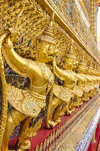 da garuda e nagas, wat phra kaew), banguecoque, tailândia - garuda bangkok thailand gold imagens e fotografias de stock