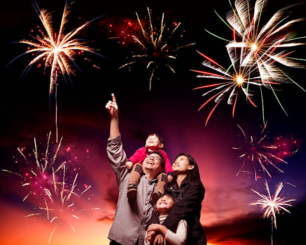 glückliche familie blick auf das feuerwerk - chinesisches neujahr fotos stock-fotos und bilder