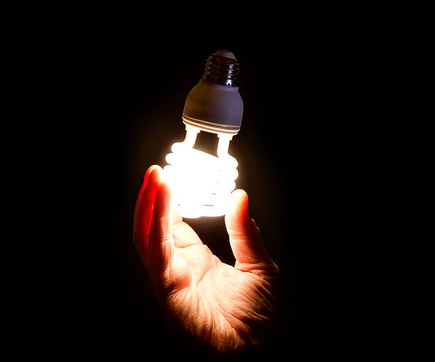 żarówka oszczędność energii. przenośna - fluorescent light resourceful energy fuel and power generation zdjęcia i obrazy z banku zdjęć