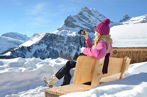 mädchen mit einer kamera in schweizer alpen - drifted stock-fotos und bilder
