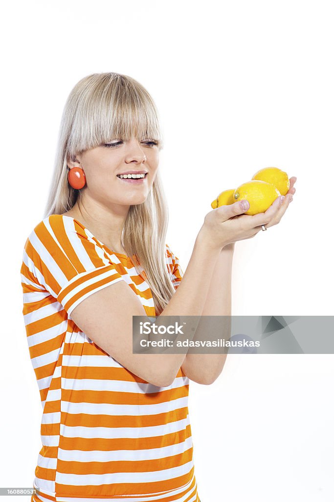 美しい少女を新鮮なレモンズ - かんきつ類のロイヤリティフリーストックフォト