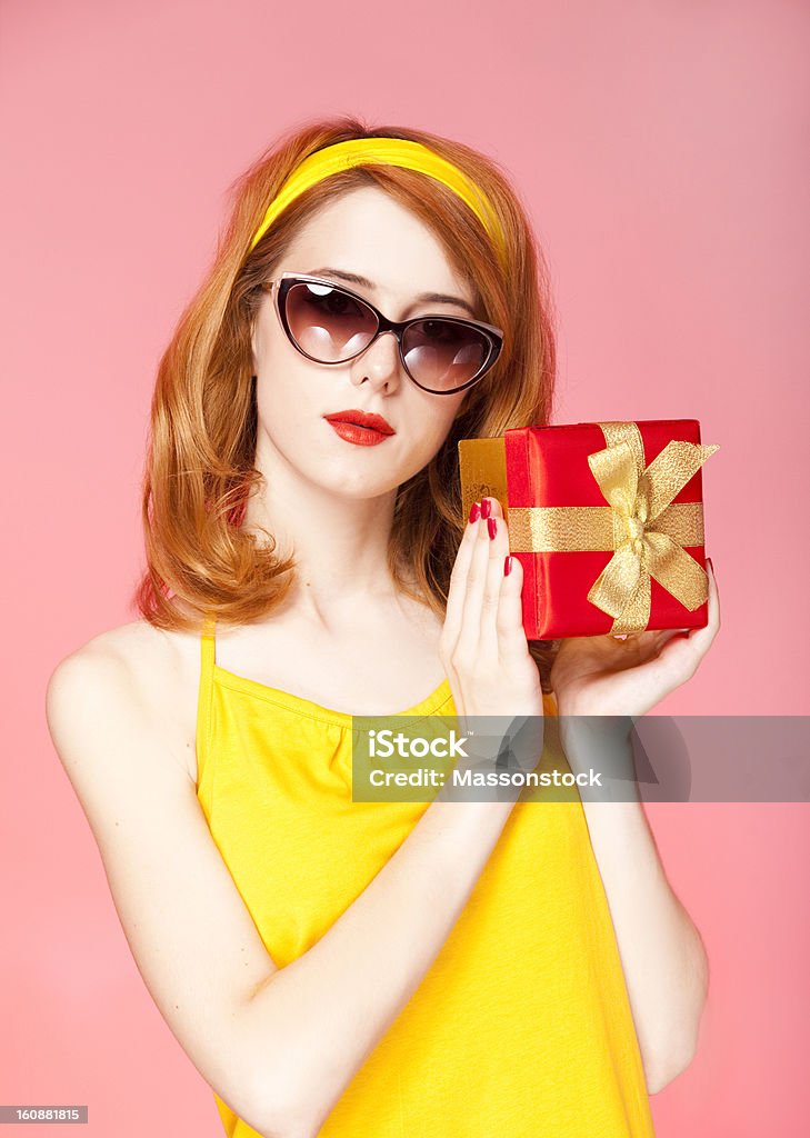 칠레식 빨간 머리 여자아이 in sunglasses 선물. - 로열티 프리 1950-1959 년 스톡 사진