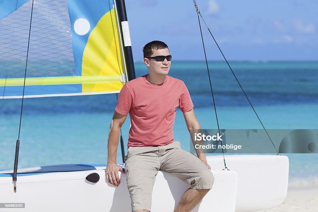 Hombre joven de vacaciones - Foto de stock de Actividades recreativas libre de derechos