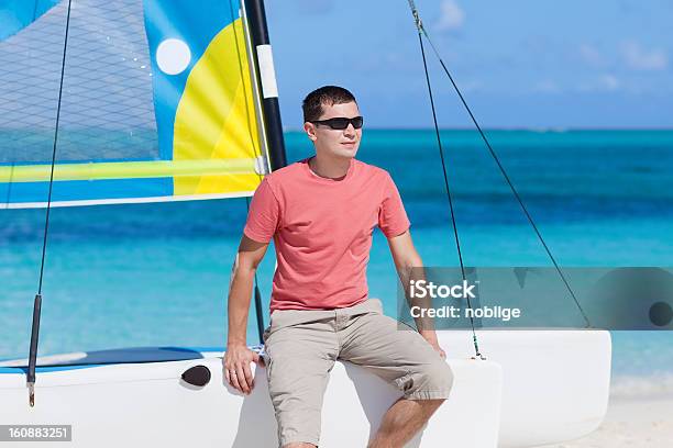 Hombre Joven De Vacaciones Foto de stock y más banco de imágenes de Actividades recreativas - Actividades recreativas, Adulto, Adulto joven