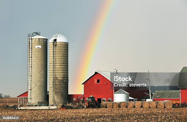 Torre Rainbow Rural Foto de stock y más banco de imágenes de Arco iris - Arco iris, Tractor, Agricultura