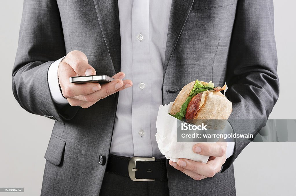 Empresario de trabajo mientras disfruta de un almuerzo - Foto de stock de Comer libre de derechos