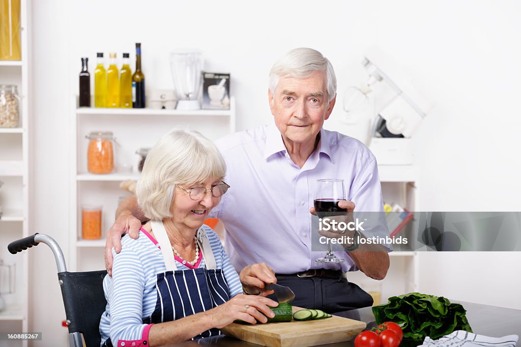 独立した立場のご不自由なお客様のための老人女性とパートナーのヘルシーなお食事を準備する - 2人のロイヤリティフリーストックフォト