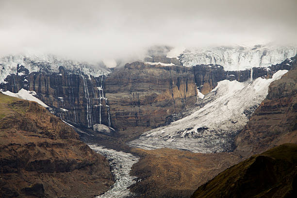 morsarjokull 氷河、スカフタフェットル国立公園、アイスランド - extreme terrain eroded snow landscape ストックフォトと画像