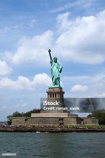 Estatua De La Libertad Foto de stock y más banco de imágenes de Alto - Descripción física - Alto - Descripción física, Antorcha, Arquitectura