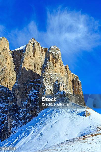 Splendido Paesaggio Di Montagna Invernale - Fotografie stock e altre immagini di Alpi - Alpi, Alto Adige, Ambientazione esterna