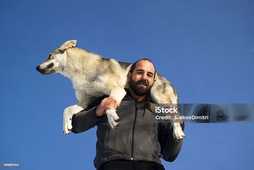 Uomo che suona con cane - Foto stock royalty-free di 35-39 anni