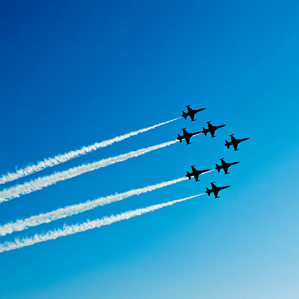 kämpfer flugzeuge in airshow am blauen himmel - luftfahrtschau stock-fotos und bilder