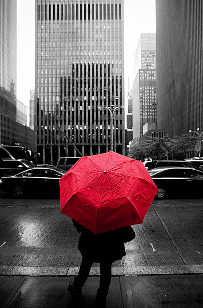 femme avec un parapluie rouge dans la ville de new york - new york state new york city color image photography photos et images de collection