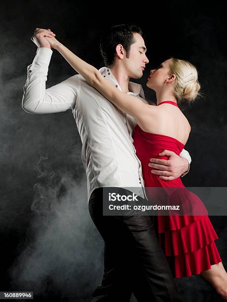 Foto de Dança Do Amor e mais fotos de stock de Concurso de Dança - Concurso de Dança, 20 Anos, Abraçar