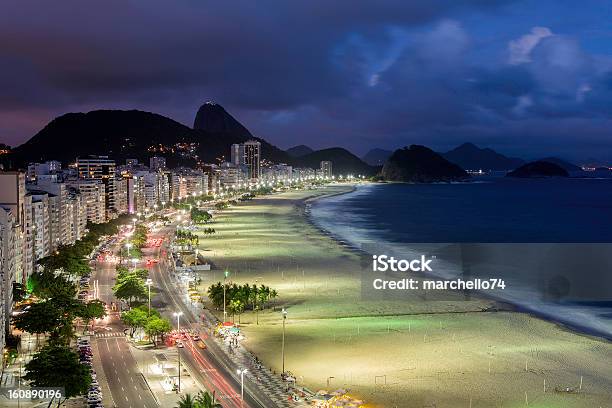 Photo libre de droit de Coucher De Soleil Sur La Plage De Copacabana banque d'images et plus d'images libres de droit de Coucher de soleil - Coucher de soleil, Plage de Copacabana, Amérique du Sud