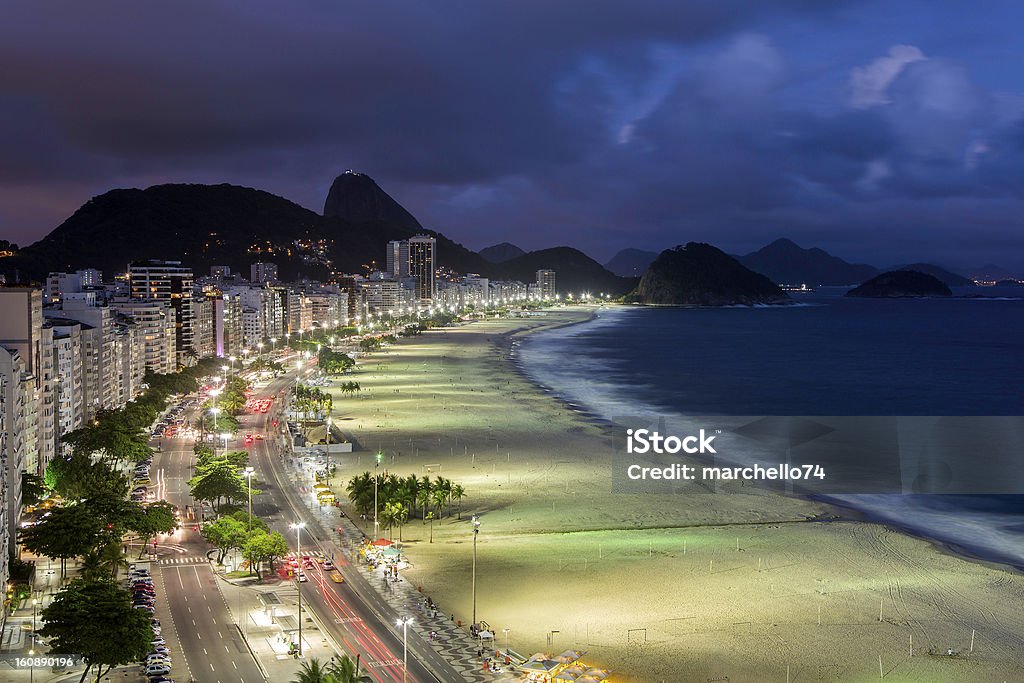 Praia de Copacabana no pôr-do-sol - Foto de stock de Copacabana royalty-free