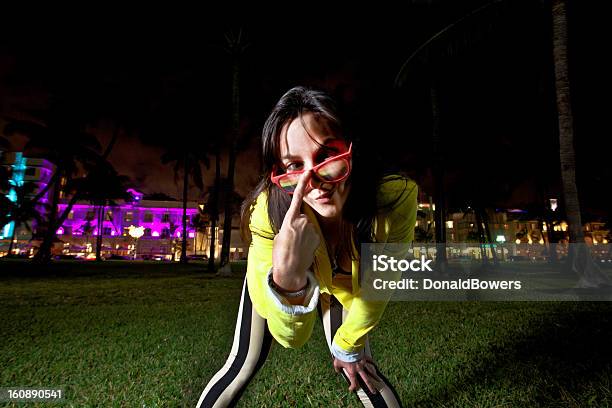 Junge Frau Posieren Am South Beach In Miami Stockfoto und mehr Bilder von 20-24 Jahre - 20-24 Jahre, Bildkomposition und Technik, Blau