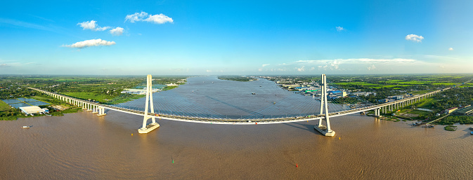 Vam Cong Bridge crosses the Hau River, connecting Lap Vo district, Dong Thap province and Thot Not district, Can Tho city. The total length of the bridge is 2.9 km (in which, the main bridge over the river is a cable-stayed bridge with a length of 870m and a pre-stressed reinforced concrete bridge on both sides of Dong Thap and Can Tho with a length of nearly 2km). Total length of the whole route is 5.75 km.