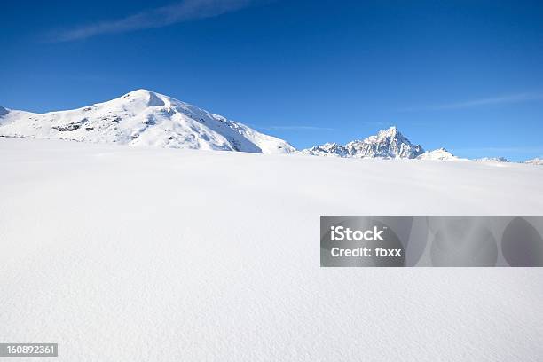 スナップのスロープと雪をかぶった山 - イタリアのストックフォトや画像を多数ご用意 - イタリア, イタリア ピエモンテ州, クーネオ県