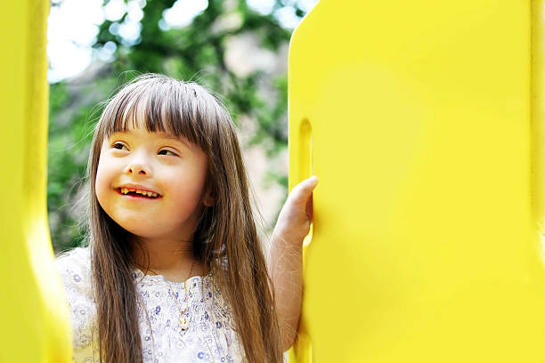 portret dziewczynki - playing child playful schoolyard zdjęcia i obrazy z banku zdjęć