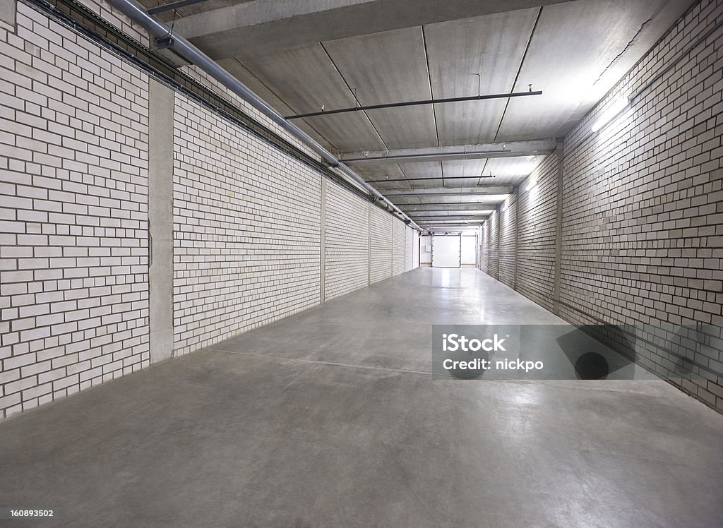Blanc mur couloir jusqu'à la sortie - Photo de Brique libre de droits