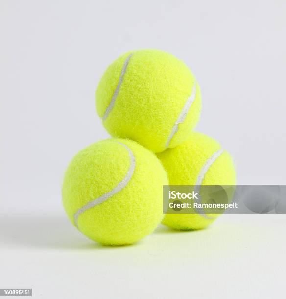 Photo libre de droit de Trois Balles De Tennis banque d'images et plus d'images libres de droit de Balle de tennis - Balle de tennis, Balle ou ballon, Blanc