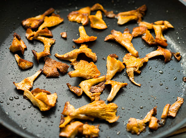 пан frying лисичка грибами - chanterelle golden chanterelle edible mushroom mushroom стоковые фото и изображения