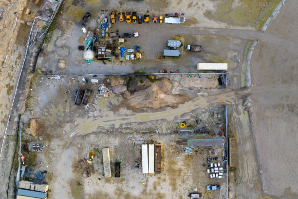 inizio dei lavori di costruzione su terreno preparato. grande cantiere con attrezzature sparse nella zona rurale americana. sviluppo di alloggi residenziali nei sobborghi degli stati uniti. mercato immobiliare in usa - housing development organized group house real estate foto e immagini stock