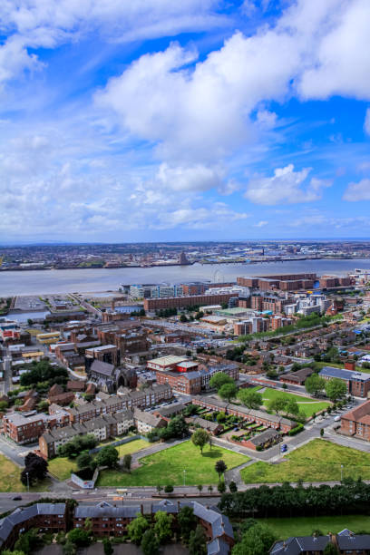 la vista aerea della zona residenziale e del centro di liverpool, regno unito con il fiume durante la giornata di sole. - river mersey foto e immagini stock